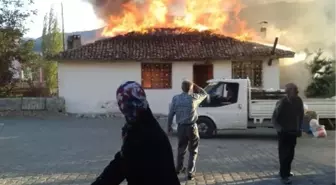 Tokat'ta Ahşap Ev Alevlere Teslim Oldu