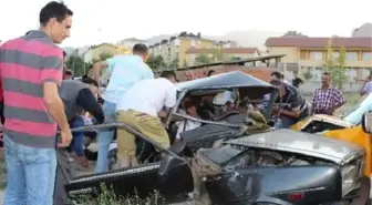 İki Otomobil Çarpıştı: Baba ve Anne Karnındaki Bebek Öldü