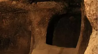 Nevşehir'de Sıcaktan Bunalan Turistler Yeraltı Şehrine İniyor