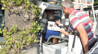Kütahya'da Kamyonet ile Otobüs Çarpıştı