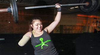Tek Koluyla 100 Kg Kaldırıyor
