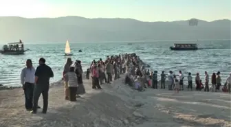Kuraklık tehlikesine dikkat çekmek için gölün üzerinde dans etti -
