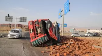 Cizre'de Tuğla Yüklü Kamyon Devrildi: 1 Yaralı