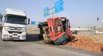 Cizre'de Tuğla Yüklü Kamyon Devrildi, Sürücü Yaralandı