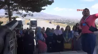 Erzurum'a Gelen 40 Kız Öğrenci Nene Hatun'un Mezarı Başında