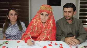 Hakkari'de Yöresel Kıyafetle Nikah Kıymaya Geldiler