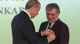 Erdoğan, Gül'e Madalya Takarken Zorlandı
