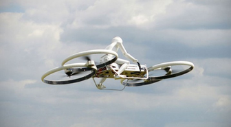 Havada Uçan Hoverbike Motorsiklet Kullanan Robot