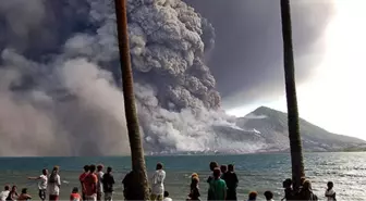 İzlanda ve Papua Yeni Gine'de Yanardağ Patlamaları