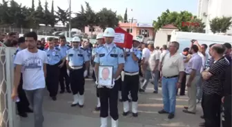 Diyarbakır'da Trafik Kazasında Ölen Polis ve Oğlu Toprağa Verildi