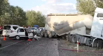 Erzincan'da Tır ile Otomobil Çarpıştı: 2 Ölü