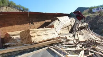 Amasya'da Kereste Yüklü Tır Devrildi