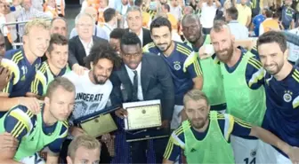 Fenerbahçeliler, Cristian ve Yobo'ya Plaketle Veda Etti