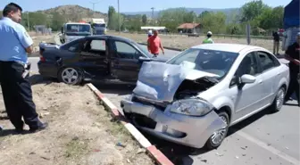 Tosya'da İki Otomobil Çarpıştı: 3 Yaralı