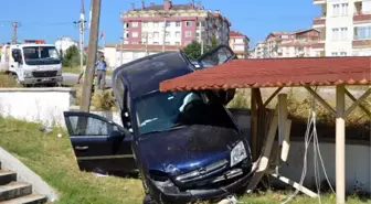 Tosya'da Otomobil Çay Bahçesine Uçtu: 2 Yaralı