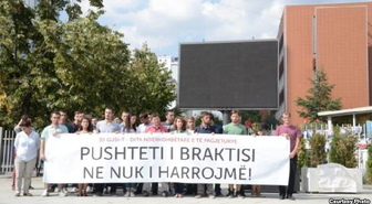 Vetvendosye'den Kosova Başbakanalık Binası Önünde Eylem