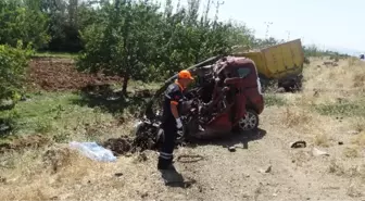 Otomobil ile Tır Kafa Kafaya Çarpıştı: 1 Ölü, 1 Yaralı