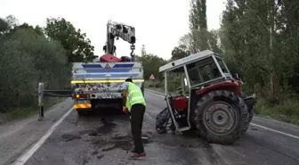 Ankara'da Traktör ile Kamyonet Çarpıştı: 3 Yaralı