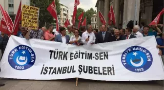 Eğitim-Sen Üyelerinden Milli Eğitim Müdürlüğü Önünde Çelenkli Eylem