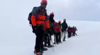 Görme Engelliler Ağrı'nın Zirvesine Tırmandı