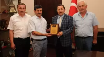 Karaoluk Mahalle Muhtarından Ordu Valisi'ne Anlamlı Plaket