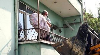 Sakarya'da Evden 5 Kamyon Çöp Çıkarıldı