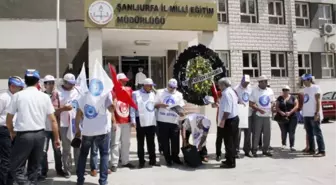 Şanlıurfa'da Öğretmenlerden Siyah Çelenkli Protesto