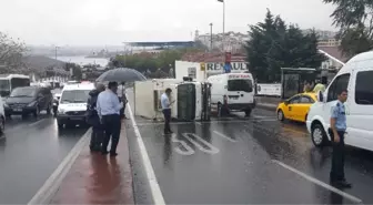 Et Yüklü Kamyonet Kontrolden Çıkarak Takla Attı