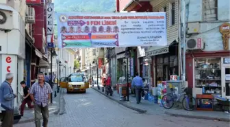 Görevden Alınan Müdür Okulun Başarısını Afişle Duyurdu