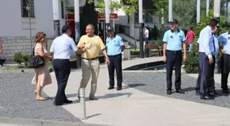 Zabıtalardan Karanfilli Kutlama