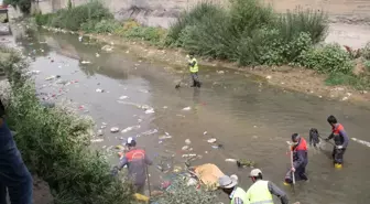 Kötü Koku Yayan Dereyi Vatandaşlar Temizledi
