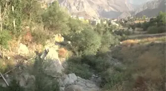 Hakkari'de Kötü Koku Yayan Dereyi, Vatandaşlar Temizledi