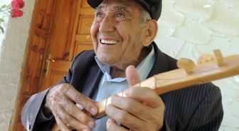 Yaşayan İnsan Hazinesi Müzikten Kopamıyor