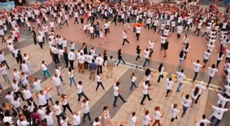 Yüzlerce Manisalı Yağmur Altında Harmandalı Oynadı