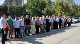 Adıyaman'da CHP Üyeleri Atatürk Anıtına Çelenk Bıraktı