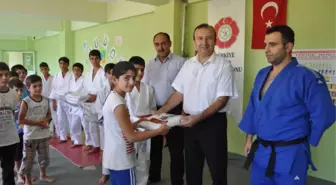 Kurtalan Kaymakamı İmamoğlu'ndan Sporculara Malzeme Yardımı