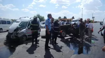 Nizip'te Traktör ile Hafif Ticari Araç Çarpıştı: 4 Yaralı