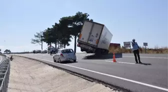 Çanakkale'de Tır Devrilmesin Diye Ayağını 2 Saat Frenden Çekmedi