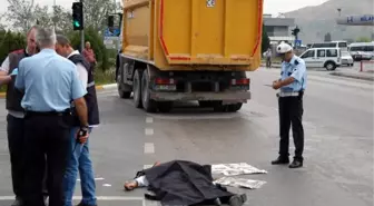 Yaya Geçidinde Kamyonun Altında Can Verdi
