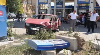 Kontrolden Çıkan Otomobil Akaryakıt İstasyonuna Girdi