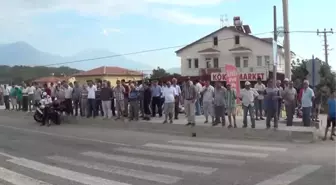 Alt geçit isteyen mahalle sakinlerinden yol kapatma eylemi -