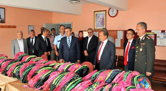 Akşehir Belediyesi'nden Bin 600 Çanta ve Kırtasiye Seti