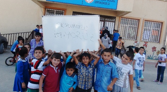 Okullarının Dönüştürülmesini Sokakta Ders Yaparak Protesto Ettiler