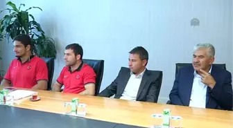 AK Parti Genel Sekreteri İpek, Dünya Şampiyonu Akgül'ü Kabul Etti