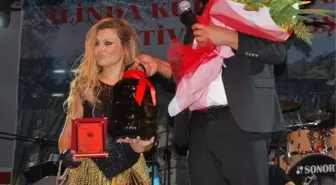 Alinda Festivalinde Sahne Alan Lara, Özel Hayatını Teşhir Eden Sanatçıları Eleştirdi