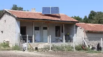 Dağın Ortasında Elektriğini Güneşten Alıyor