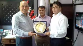 Dr. Fatih Karayandı'ya Karaisalı'dan Plaket