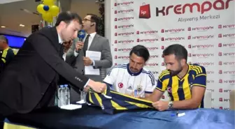 Fenerbahçeli Futbolcular İmza Dağıttılar