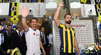 Fenerbahçeli Futbolcular İmza Gününde Taraftarlarla Buluştu