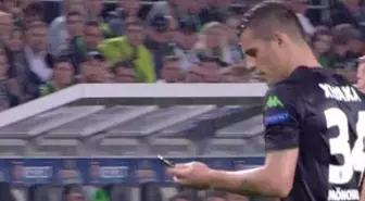 Xhaka Sahada Telefonla Meşgul!